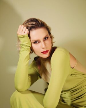 Elena Radonicich Instagram - Iniziare l’anno con @milli_madeleine è sempre una buona idea 🧚
Su @grazia_it parlo di #brennero , che uscirà su Raiuno fra un po’ e sinceramente non vedo l’ora!

@milli_madeleine