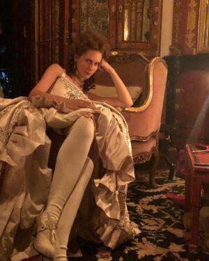Elena Radonicich Instagram - Oggi è il giorno di @ilboemofilm al @sansebastianfes .
La storia della ascesa e del successo del grande compositore ceco Mysliveček. 
Io interpreto La Marchesa. 
Inutile dire quanto io abbia amato i suoi panni, la sua irriverente libertà. 
Abbiamo girato in piena pandemia, in luoghi freddi e incantevoli , ero piuttosto ben vestita (@a.cavalletto super) e questo è servito assai.
Ringrazio @stefaniadesantis9 che ha curato il cast perché è una grande ed è anche una grande amica. Sa immaginarmi  in luoghi sconosciuti e infondermi coraggio. Per avermi introdotto a @petr_vaclav_detto_il_lupo (Petr Václav) il regista , che ha saputo restituire il sentimento di un’epoca scrivendo e dirigendo alcune scene memorabili (davvero, fotografate da #diegoromero) in un film inusuale e classico.

Insomma, ciao, vado a preparami per la première con i miei colleghi belli e vediamo di godercela. @vojtechdyk_bsideband @barbara_ronchi_ @lana_vlady 
Evviva il cinema !

#MimesisFilm
@dugong_films 
#70SSIIFF