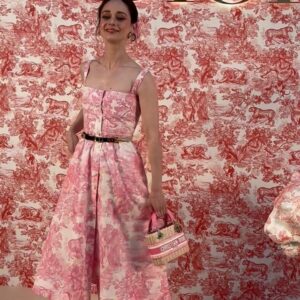 Elena Rivera Instagram - Me he enamorado de este vestido😍

Merci @dior @diorbeauty 💘🌸💘🌸

@diorling1 
@_._ka_._ 
@josejuan35 
@ikasanchezfr 

📸 @carlosvillarejo