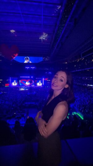 Elena Rivera Instagram - Disfruté muchísimo en el concierto de @manuelcarrasco_ anoche en el Bernabeu.
Fue emotivo, emocionante y muy inspirador…
No dejéis nunca de soñar!🖤