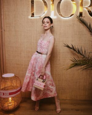 Elena Rivera Instagram - Me he enamorado de este vestido😍

Merci @dior @diorbeauty 💘🌸💘🌸

@diorling1 
@_._ka_._ 
@josejuan35 
@ikasanchezfr 

📸 @carlosvillarejo