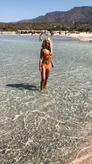 Elena Tsavalia Instagram - 2018…Διακοπές …💦🏖️👙🍦
2024…Ούτε φέτος έχει διακοπές…🙄
Έχει όμως Δελφινάριο και μάλιστα επετειακό !!!!! 🎉
Μπείτε στο  more.com  και κλείστε τις θέσεις σας.
Ερχόμαστε !❤️

#summer #sea #sun #island #orange #tanned #happy #thisyear #theater