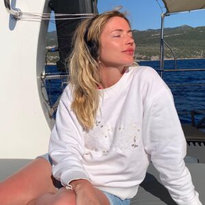 Elena Viunova Instagram - Summer breeze and 🎧 #musiclover #boattrip