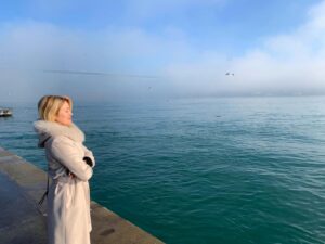 Elena Viunova Instagram - Yedi tepe üstünde zaman bir gergef işler! Yedi renk, yedi sesten sayısız belirişler… Eyüp öksüz, Kadıköy süslü, Moda kurumlu. Adada rüzgar, uçan eteklerden sorumlu. Her şafak Hisarlarda oklar çıkar yayından Hâlâ çığlıklar gelir Topkapı sarayından. Ana gibi yâr olmaz İstanbul gibi diyâr; Güleni şöyle dursun, ağlayanı bahtiyar… Gecesi sümbül kokan, Türkçesi bülbül kokan, İstanbul, İstanbul…