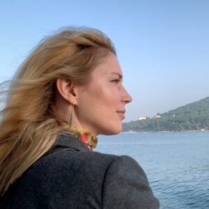 Elena Viunova Instagram - Salkım salkım tan yelleri estiğinde
Mavi patiskaları yırtan gemilerinle
Uzaktan seni düşünürüm İstanbul
Bin bir direkli Halicinde akşam
Adalarında bahar
Süleymaniyende güneş
Hey sen güzelsin kavgamızın şehri
Ve uzaklardan seni düşündüğüm bugünlerde
Bakışlarımda akşam karanlığın
Kulaklarımda sesin İstanbul
Ve uzaklardan
Ve uzaklardan seni düşündüğüm bugünlerde.  Şiir: Vedat Türkali  Music: Fazil Say - Nocturne no.13 in C minor, Op. 48, no.1  Video: @artsmundini  #fazılsay