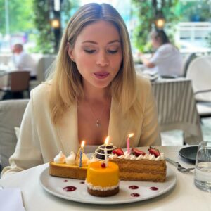 Elena Viunova Instagram - o zaman dans 🎊💃🤗 #mybirthdaycake