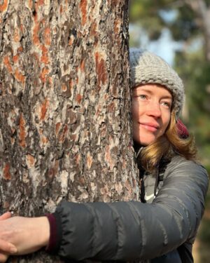 Elena Viunova Instagram - Yeni yılda etrafımızda olup bitenlere, bize dayatılan değerlerin, bize dayatılan yalanlara dair daha çok farkındalık olsun.
Her insanın iyilik, merhamet ve anlayış yoluna girmesini dilerim. Birbirini sevin. Etrafınızdaki dünyayı, gökyüzünü ve doğayı sevin. Biz ayrı değiliz, biz biriz. Soluk vermemiz bitkilerin solumasıdır, solumamız onların soluk vermesidir… #2023  Пусть в новом году будет больше осознания происходящего вокруг, разрушение навязанных нам ценностей и навязанной нам лжи. 
Желаю что бы каждый человек встал на пути добра, милосердия и понимания. Любите друг друга. Любите землю, небо и природу вокруг себя. Мы не отделимы, мы одно целое. Наш выдох - это вдох растений, наш вдох - это их выдох…