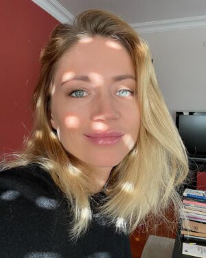 Elena Viunova Instagram - Теплый луч моей щеки коснулся
И шепнул мне нежные слова
Зеркальцу он мило улыбнулся
Преломился зайчиком в тебя

Я играла, зеркало вращая,
Посылая зайчиков любви,
От тепла и нежности растаяв,
Зайчиков не отпускали вы

Солнце вдруг исчезло за горою,
Лучики тепла забрав домой...
Холодно и грустно нам с тобою
Не хватает зайчиков порою...

Солнечные зайчики любви,
Лучики тепла и вдохновенья,
Как хочу, чтоб согревали вы
Души всех людей без промедленья! #мирумир