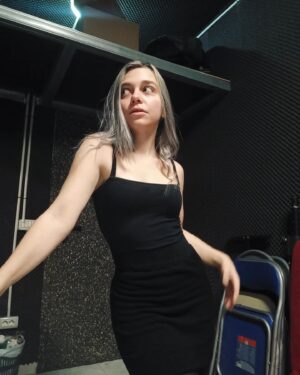 Elena de Lara Instagram - 🖤🖤
¿con qué canción harías un pogo?