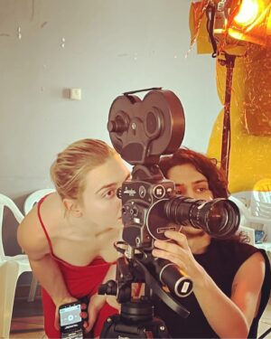 Elena de Lara Instagram - Terminamos de rodar el videoclip de 'Vendehumos', mi debut como directoraa 😳✨️

Equipazo, gracias @lucas.funeratropolis por ser my partner in crime y a todos los que serán mencionados en futuro y lacrimógeno post 

Ah, y a @daniprieto98