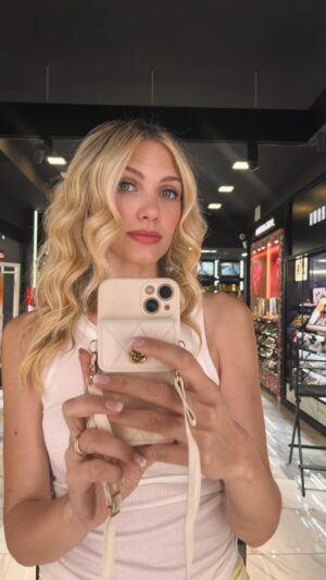 Eleonora Albrecht Instagram - Che ne dite, come sto? 😍 Negli anni ho capito, anche confrontandomi con le mie amiche, che è impossibile avere bei capelli lunghi senza fare trattamenti e prestare molta attenzione a quello che usi. Nel salone di @orazioanelli_hair ho provato il primo di una serie di trattamenti ideati ad hoc per le esigenze di ogni chioma. Che dire, una rinascita! 😄 spero vi piaccia il risultato finale. ❤️ 

#partnership #collaborazione #capelli #hair #hairstyle #parrucchieri #parrucchiere #haircut #haircolor #hairstylist #beauty #bellezza #fashion #capellisani #style #moda #capellilunghi #hairdresser #hairstyles #taglio #instahair #haircare #hairfashion #colore #tagliocapelli #love #balayage #italy #benessere #capellibiondi