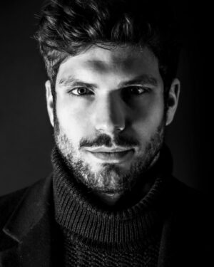 Elia Fongaro Instagram - Pasqua 2020.
Pasqua 2020 sarà uno di quei giorni difficili da dimenticare, una di quelle date che rimarranno indelebili nella nostra mente. Ho scelto questa foto in Chiaroscuro, sì in chiaroscuro perché più di tutte rappresenta gli stati d’animo di questo momento: la sfiducia, la preoccupazione ma anche la Speranza.
Pasqua deriva dalla parala ‘’pesach’’ e significa ‘’passare oltre’’. Passare oltre questo momento, questa sofferenza, passare oltre a tutto quello che stiamo vedendo, subendo impotenti, le notizie, le vittime, tutto ciò che questo maledetto virus sta provocando. Passare oltre alle incertezze, all’instabilità, ai dubbi che ci affliggono sul futuro e su quello che ne sarà delle nostre Vite dopo tutto questo. Passare oltre al fatto di trascorrere, per chi come me, lontano dai propri cari, dai propri affetti questa Pasqua. Passare oltre e questa Pasqua sarà per sempre dedicata a te che da questa settimana veglierai su di Noi da lassù. Passare oltre: supereremo tutto questo insieme, lontani ma vicini, distanti ma uniti. Passeremo oltre!
Vinceremo! Supereremo tutto questo!
Ora smetto di rompere le palle e vi lascio abbuffarvi in pace: Buona Pasqua! Buona Pasqua a tutti Voi!
Grazie.
.
Elia
.
.
#pasqua2020 #restiamouniti