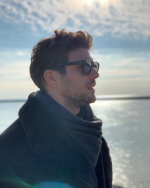 Elia Fongaro Instagram - A Caorle,

ero bambino e su questi scogli ho scolpito un Mondo di ricordi.. ero piccolo e quegli scogli significavano: estate, vacanze, giochi, famiglia, divertimento, spensieratezza..
Oggi a 28 anni ci ritorno per la prima volta d’inverno, fa freddo, sono quasi 0 gradi; 
ci sono i mercatini di Natale al posto degli ombrelloni, la gente con berretti e sciarpe anziché a fare il bagno e i bambini a giocare con i secchielli di sabbia, ma c’è la mia Famiglia, Mamma, Babbo, Andrea e io sono tornato felice come quel Bambino.