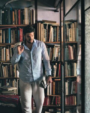 Elia Fongaro Instagram - La misura dell’intelligenza è la capacità di cambiare.
(cit. Albert Einstein)
.
.
Ph. @ruben.phorty .
.
#eliafongaro #new #life #actor #attore #set #study #studio #sapere #red #books #libri #knoledge #change #ability #lifestyle #quotes #quote #quoteoftheday #rome #roma #secret #place #teamelia #eliastory