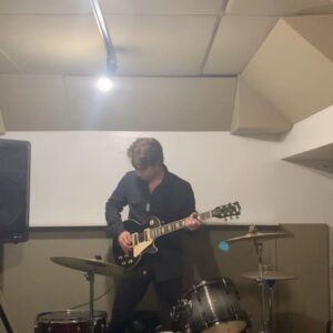 Elias Kacavas Instagram - Thank you @rivingtonguitars for the new axe! Love the shop 🎸🤘