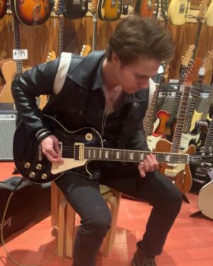 Elias Kacavas Instagram - Thank you @rivingtonguitars for the new axe! Love the shop 🎸🤘
