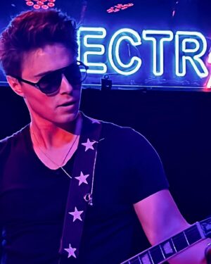Elias Kacavas Instagram - Actors strike = Whole Lotta Guitar 🎸🤘