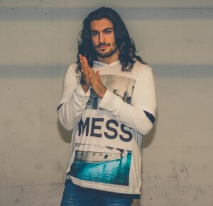 Elias Theodorou Instagram - Mondays Mess brings the week to order🙏
-
(𝙄𝙩’𝙨 𝙘𝙖𝙡𝙡𝙚𝙙 𝙛𝙖𝙨𝙝𝙞𝙤𝙣 𝙨𝙬𝙚𝙚𝙩𝙞𝙚 𝙡𝙤𝙤𝙠 𝙞𝙩 𝙪𝙥) 😉👕👖💁🏻‍♂️
-
#fashion #style #love #instagood #like #photography #beautiful #photooftheday #malemodel #instagram #picoftheday #model #bhfyp #art #beauty #instadaily #me #likeforlikes #smile #ootd #followme #model #fashion #happy #monday #longhairdontcare #longhair #bluejeans #fashionstyle #photo #fashionova