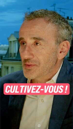 Élie Semoun Instagram - « Osez poser votre téléphone, ouvrez un livre »📚

✨ Elie Semoun nous conseille d’apprendre à se connaitre et à se cultiver

Découvrez son interview complète sur Youtube ! 

#interview #lueurs #humoriste #maladie #deuil #vie #vivre #témoignage #tournage #cultivezvous