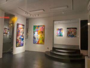 Élie Semoun Instagram - Passez voir les toiles de mon fils @andy.santori à la galerie @galerie_vellutini dans le 6 Eme à paris . C’est brut et délicat , il a un sens des couleurs formidable et ses toiles ont une présence unique . Ça s’arrête le 8 décembre !