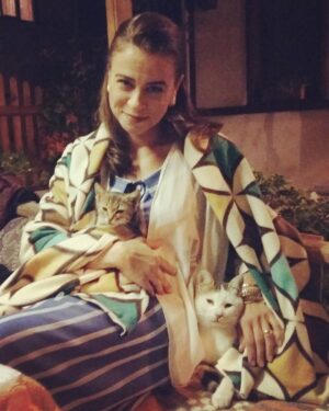 Elif İnci Instagram - Sette beklerken hiç yalnız kalmam...#hayvanlarolmadanasla #set #yalaza #TRT1 #taraklı #nazmiye #çelik ...