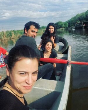 Elif İnci Instagram - Ne de güzel bir gün.hepimiz çocuklar gibiyiz.#canlar #kayık #sefası
