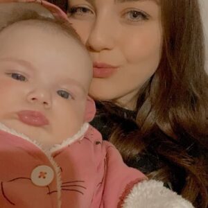 Elif Özkul Instagram - Mira’m❤️ teyzesinin bal küpü🌸 

#1year 🎂
