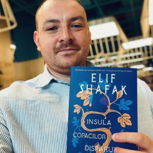 Elif Şafak Instagram - Every few years we go to the polling station and vote, and every single day, we read and as we read we travel to places far and wide. Thank you for these beautiful posts. #bookloversworld #readwithus #booksaremagic #bookswilltakeyoueverywhere #thefortyrulesoflove #thebastardofistanbul #theislandofmissingtrees #10minutes38secondsinthisstrangeworld #readeveryday #diversifybookstagram 📚📚📚 Okurlardan gelen paylaşımlar, yürekten sevgiyle #ondakikaotuzsekizsaniye #kayıpağaçlaradası #kitapsevgimiz #birkitapbirokur #birkitapbirfotograf