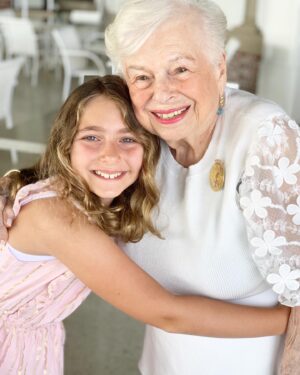 Elisa Strauss Instagram - A LOT has happened in the year since I shot the TV Show #FoodStars 
I was away a year ago for about a month. But when I was back my Aunt Bonnie @kbc4u celebrated a special birthday along with her grandson Gavin.

Coming up with a design for these two came to mind…I was inspired by my dear friend @rbicakes and his incredible cakes! I felt badly for “copying” him and he graciously said, “we are all inspired by each other and we borrow recipes, designs and more” ❤️❤️❤️

To please everyone the cake was two layers of vanilla cake and two layers of vanilla!