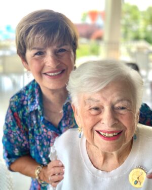 Elisa Strauss Instagram - A LOT has happened in the year since I shot the TV Show #FoodStars 
I was away a year ago for about a month. But when I was back my Aunt Bonnie @kbc4u celebrated a special birthday along with her grandson Gavin.

Coming up with a design for these two came to mind…I was inspired by my dear friend @rbicakes and his incredible cakes! I felt badly for “copying” him and he graciously said, “we are all inspired by each other and we borrow recipes, designs and more” ❤️❤️❤️

To please everyone the cake was two layers of vanilla cake and two layers of vanilla!
