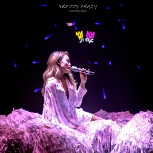Elise Zhang Instagram - 😱😱😱Omg!!!!! Ahhhhhh!! Guys, I can’t help but get CRAAAAAAZY tonight! Let me introduce to you my favorite singer @yungchoyee ! She is definitely THE BEST Pop music performer in HongKong!!!❤️❤️❤️ #prettycrazy容祖兒演唱會 is THE BEST concert ever!!!🤩🤩🤩 photo credited to https://weibo.com/u/6444243113