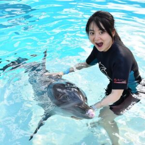 Elise Zhang Instagram - Dancing with Shuai Shuai the dolphin 🐬