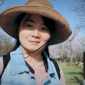 Elise Zhang Instagram - 🎼I love the flowers, I love the bumblebees~~~~😝anyone know this song??