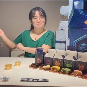 Elise Zhang Instagram - Got a moon cake set from @hangzhouspark_ ! Yummy and cool and fun! Congratulations for the win!!!!! Go further, Spark!!!