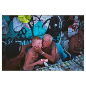 Eliška Křenková Instagram - • Una grande famiglia! •

#analog #leicaphotography #leicam #womenstreetphotographers