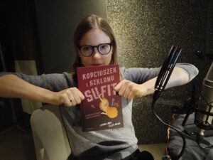 Eliza Rycembel Instagram - Słuchajcie, czytałam ostatnio kilka opowiadań z tej cudownej książki pt. „Kopciuszek i szklany sufit” Laury Lane i Ellen Haun. Ręce mam tak rozłożone bo bardzo się cieszę, ze mogłam być częścią tego. Książka która teraz bardziej niż kiedykolwiek jest nam potrzebna. Dowcipnie opowiedziane historie które znamy z dziecinstwa. Ksiezniczki z bajek stają się świadomymi kobietami, które wiedza czego chcą. Są zbudowane z krwi i kości dlatego nie są idealne, ale są prawdziwe. Same decydują o sobie. Bardzo Wam polecam. @wydawnictwoalbatros @audioteka !!!