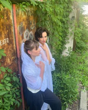 Eliza Rycembel Instagram - Kulisy czułej sesji Aleksandry Popławskiej i Elizy Rycembel dla Gazety @gazeta_wyborcza .

🎭 Efekty sesji niebawem, a te dwie świetne aktorki będą mogli Państwo zobaczyć na deskach @ochteatr w spektaklu „Czułe słówka” w reżyserii Pawła Paszty. 
Premiera 2️⃣5️⃣ czerwca! Nie możemy się doczekać i już teraz serdecznie zapraszamy! #czułesłówka #premiera #ochteatr