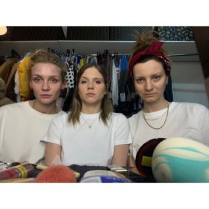 Eliza Rycembel Instagram - Od dziś (29.11) możecie zobaczyć nasz serial "Morderczynie" na podstawie ksiązki @katarzynabonda w reżyserii wspaniałego @kristoffer_rus ze zdjęciami @kuba_sto_psc na Netflixie. 
Bierzcie i oglądajcie. 
To była wspaniała przygoda, pełna wyzwań oraz spotkanie z najwspanialszymi ludźmi i najczulszymi osobami na planie. 
@maja.pankiewicz jesteś cudowną siostrą, @iza_kuna jesteś moją największą inspiracją i cieszę się, że po raz kolejny spotkałyśmy się w pracy. Oby jak najczęściej. @mateusz_kmiecik_official jestes przezdolnym czowiekiem @malwina.musialska @violamez @mrugalaaa uwielbiam z Wami pracować. @barbaraburska i @annapodhajny tęsknię do Was. 
Cała ekipo byliście wspaniali i mam nadzieję, że do zobaczenia w drugim sezonie 🔥

a większość tych zdjęć (tych ladniejszych) zrobił @michal502