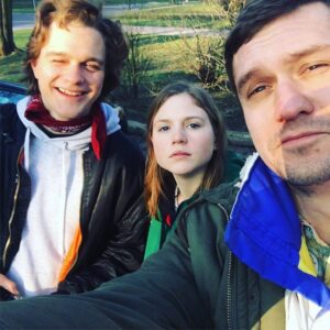 Eliza Rycembel Instagram - Takie wiadomości!!! W zeszłym roku nakręciliśmy film „Jestem Andrzejem” w reżyserii @edelmanmichal Już za chwile będziemy mieli premierę na @festiwalmlodziifilm w Koszalinie! 🥂 A takie zdjęcie zrobił @bartoszmlynarski ten pan z prawej, a po drugiej @mdarewski ☺️ Dop @maciejedelman