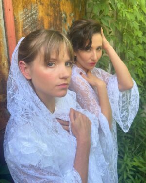 Eliza Rycembel Instagram - Kulisy czułej sesji Aleksandry Popławskiej i Elizy Rycembel dla Gazety @gazeta_wyborcza .

🎭 Efekty sesji niebawem, a te dwie świetne aktorki będą mogli Państwo zobaczyć na deskach @ochteatr w spektaklu „Czułe słówka” w reżyserii Pawła Paszty. 
Premiera 2️⃣5️⃣ czerwca! Nie możemy się doczekać i już teraz serdecznie zapraszamy! #czułesłówka #premiera #ochteatr