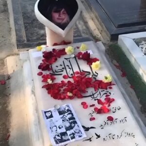 Elizabeth Amini Instagram - یادت باشه یلدا اگر برای تو بلندترین شبِ سالست و سرخوش و مست در حال جشن گرفتنی ، برای دوستان و خانوادهٔ #یلداآقافضلی  ها شبِ بی پایان و ناتمامست سرشار از سیاهیها و تاریکیها که عزیزانشان به امید روشنائیِ فردا جان عزیز دادند و تو امروز فراموششان کرده و سفرهٔ یلدا میچینی و تخمه میشکنی ! وای برتو  وای بر ما وای برتو حامیِ رژیم کودک کش وای برتو بیشرفِ بیغیرتِ فراموشکار!
.
😡😡😡😡😡
#بیزارم_ازدین_شمانفرین_به_آیین_شما 
#اسلام_مساوی_با_دروغ_و_جنایت 
#نوجوان_شهیدراه_وطن #کیان_پیرفلک 
#ابوالفضل_آدینه_زاده 
#انقلاب_مهسا_ادامه_دارد✌️✌️✌️
#ننگ_برقشرخاکستری 
#نه_به_جمهوری_اسلامی👎 
#مرگ_باعزت_بهتر_از_زندگی_باذلت_است 
#تاابدجاوید_خاندان_ایرانسازپهلوی 
#ننگ_برقشرخاموش_ایران
#توماج_صالحی_راآزادمیکنیم 
#فقروفسادواعتیادسوغات_جمهوری_اسلامی
#لعنت_بر_جمهوری_فاشیستی_اسلامی_و_طرفداران_مزدورش 
#شرم_برقشرخاکستری 
#مرگ_برشورشیان_۵۷ 
#مرگ_برجمهوری_اشغالگرتروریستی_ننگین_اسلامی 
#مرگ_بر_اصل_ولايت_فقيه 
#زن_زندگی_آزادی 
#انقلاب_مهسا
#الیزابت_امینی 
‏#woman_life_freedom 
‏#mahsaamini 
‏#we_hate_islamic_regime 
‏#down_with_khamenei 
‏#elizabethamini
‏#iranianrevolution