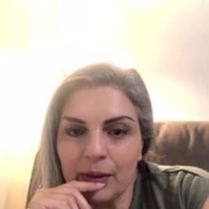 Elizabeth Amini Instagram - ممنون از حضور و وجود تک تک شما خوبانِ فهیم و با شعورو پر مهر در لایو تا لایو بعدی برقرارباشید🙏🙏🙏🙏💐💐💐💐💐💐💐💐
.
#الیزابت_امینی
#یازده_اسفنددرخانه_میمانم_من_رای_نمیدهم
#۱۱اسفنددرخانه_میمانم_من_رای_نمیدهم
#زن_زندگی_آزادی
#نه_به_جمهوری_اشغالگر_اسلامی