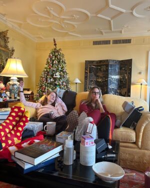 Elizabeth Craft Instagram - Merry Christmas! #happierinKC