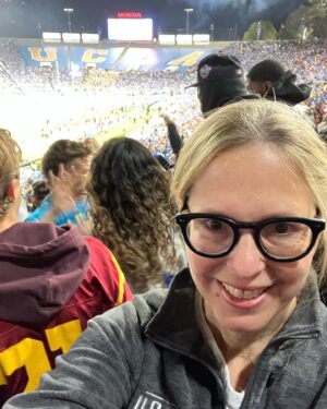 Elizabeth Craft Instagram - UCLA vs USC. I had absolutely no idea what was going on but it was fun! #happierinhollywood #gobruins