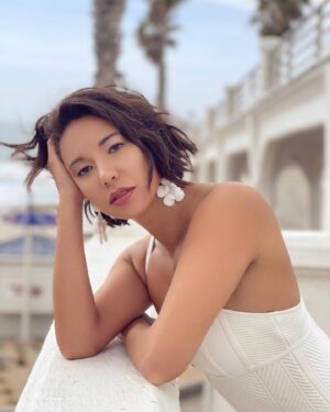 Elizabeth Frances Instagram - Life’s a Beach ... 🙃🧜‍♀️

#styleinspo by @victorasandoval dress: #herveleger #elizabethfrances earrings: #sachinandbabi #beach #fashion #mixedbabies #whitedress #shorthair #actress #adventure #beach