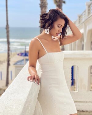 Elizabeth Frances Instagram - Starting the week off white 👗✨

#styleinspo by @victorasandoval dress: #herveleger #elizabethfrances earrings: #sachinandbabi #beach #fashion #mixedbabies #whitedress #shorthair #actress #adventure