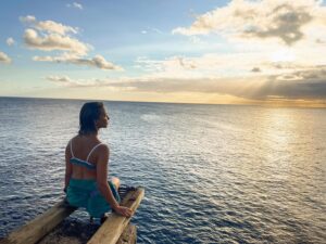 Elizabeth Frances Instagram - “Here was peace. She pulled in her horizon like a great fish net. Pulled it from around the waist of the world and draped it over her shoulder. So much of life in its meshes! She called in her soul to come and see.” ~ #zoranealehurston 

 #hawaii #leapforward #sunset