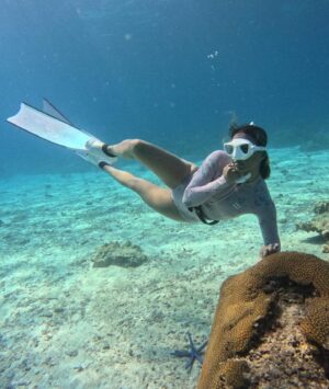 Elizabeth Frances Instagram - Senior class portraits on land vs underwater 🤣🤓➡️

📷: @rdh_productions 
🧜🏽‍♀️📷: @hcore3
