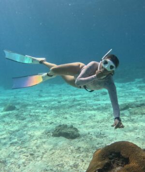 Elizabeth Frances Instagram - Senior class portraits on land vs underwater 🤣🤓➡️

📷: @rdh_productions 
🧜🏽‍♀️📷: @hcore3