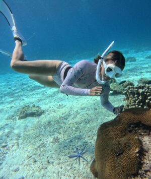 Elizabeth Frances Instagram - Senior class portraits on land vs underwater 🤣🤓➡️

📷: @rdh_productions 
🧜🏽‍♀️📷: @hcore3
